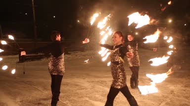 Şaşırtıcı kabile ateşi gösteri dans geceleri Kışın yağan kar altında. Dans grubu ile meşale ışık ve piroteknik karlı havalarda üzerinde gerçekleştirir.