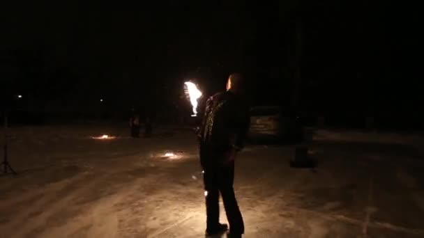 Espantoso show de fogo tribal dança à noite no inverno sob a neve caindo. Grupo de dança executa com luzes de tocha e pirotecnia em tempo nevado . — Vídeo de Stock