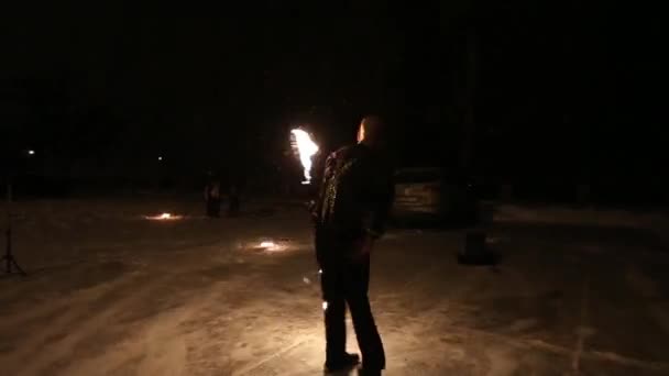 Increíble espectáculo de fuego tribal danza en la noche en invierno bajo la nieve que cae. Grupo de baile realiza con luces de antorcha y pirotecnia en clima nevado . — Vídeos de Stock