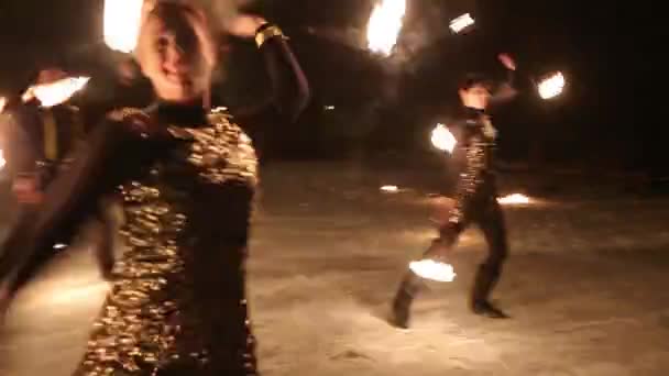 Geweldige tribal Brand Toon dans op de winter onder de vallende sneeuw 's nachts. Dansgroep voert met fakkel verlichting en vuurwerk op besneeuwde weer. — Stockvideo