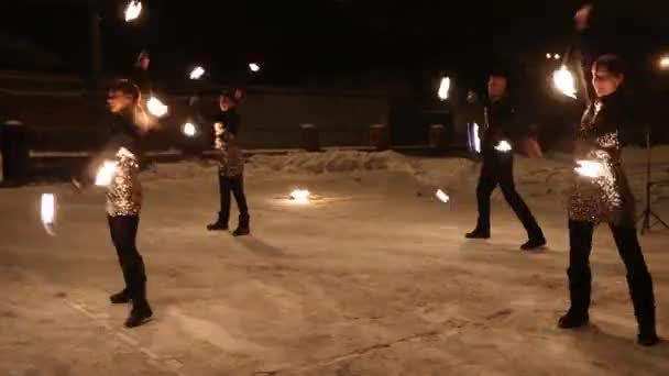 Incroyable spectacle de feu tribal danse la nuit sur l'hiver sous la neige tombante. Groupe de danse se produit avec des torches et des pièces pyrotechniques sur temps neigeux . — Video