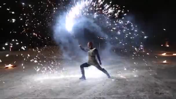 Increíble espectáculo de fuego tribal danza en la noche en invierno bajo la nieve que cae. Grupo de baile realiza con luces de antorcha y pirotecnia en clima nevado . — Vídeos de Stock