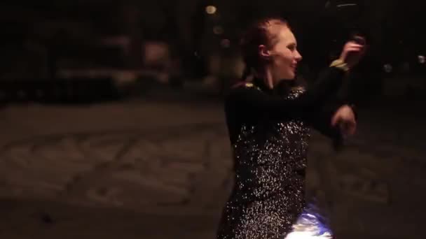 Incredibile spettacolo di fuoco tribale danza di notte in inverno sotto la neve che cade. Gruppo di danza si esibisce con luci a torcia e pirotecnica su tempo nevoso . — Video Stock