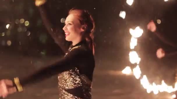 Increíble espectáculo de fuego tribal danza en la noche en invierno bajo la nieve que cae. Grupo de baile realiza con luces de antorcha y pirotecnia en clima nevado . — Vídeos de Stock