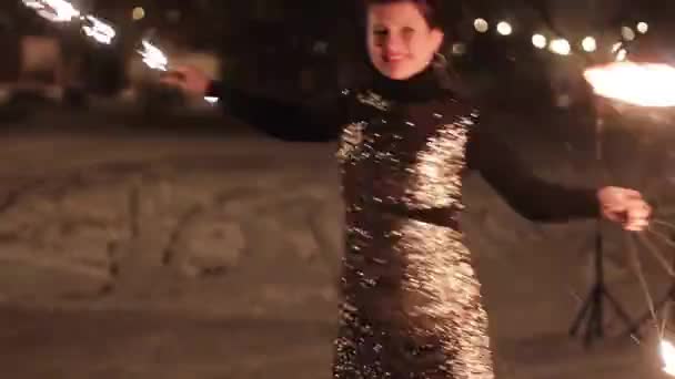 Increíble espectáculo de fuego tribal danza en la noche en invierno bajo la nieve que cae. Grupo de baile realiza con luces de antorcha y pirotecnia en clima nevado . — Vídeos de Stock