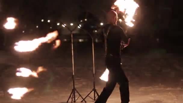 Csodálatos törzsi tűz show tánc éjjel a tél, esik a hó alatt. Tánc csoport végzi a fáklya fények és a pirotechnika, a havas Időjárás. — Stock videók
