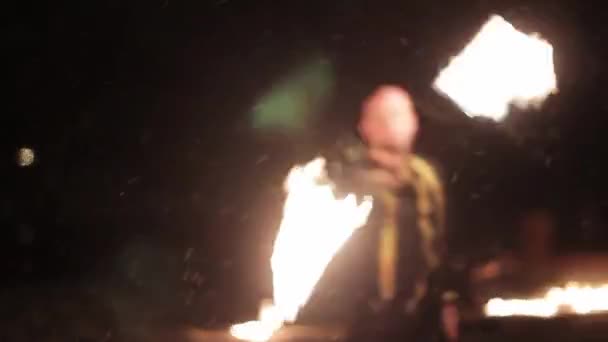 Fantastiska tribal fire show Dans på natten på vintern under fallande snö. Dansgruppen utför med fackla ljus och pyroteknik på snöiga väder. — Stockvideo