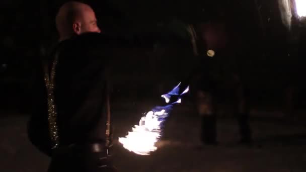 Increíble espectáculo de fuego tribal danza en la noche en invierno bajo la nieve que cae. Grupo de baile realiza con luces de antorcha y pirotecnia en clima nevado . — Vídeo de stock