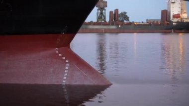 Gün gece timelapse altında geminin kargo ağırlık yük gemisi yay suya sular altında. Bir bulker - yay ve stern akşamları seaport adlı bir geminin su hattı numaraları izleri taslak