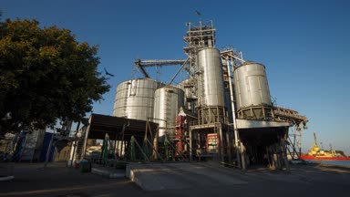 Asansör üzerinde yükselen hidrolik platform boşaltma boşaltma tahıl kamyonlara Timelapse. Tahıl büyük denizde aktarma limanı, terminal kırpar. Hızlı logictics kavramı.