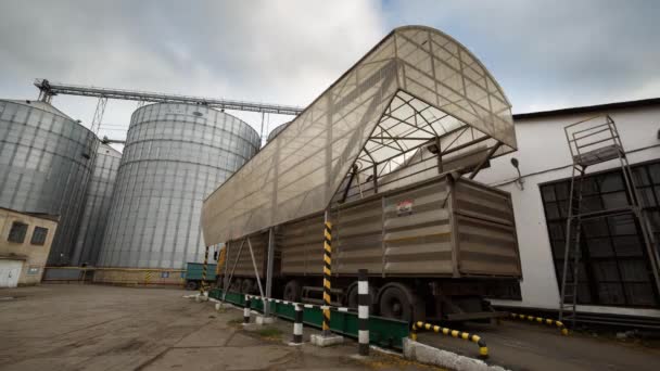 Timelapse of probe tester plunges into the truck trailer to collect wheat for quality analysis. Automatic control system, testing machine at mill, bakery, bread factory or grain elevator terminal. — Stock Video