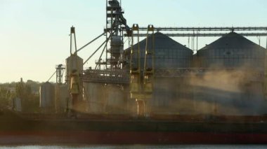 Tahıl Limanı güneşli, terminal Panoraması. Tahıllar tahıl ürünleri toplu gemide büyük yatak asansörlere üzerinden yükleme gemisine aktarma toplu. Nakliye tarım ürünleri için.