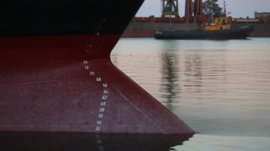 Panoraması, geminin kargo ağırlığı altında su yük gemisi yay içine sular altında. Bir bulker - yay ve stern akşamları seaport adlı bir geminin su hattı numaraları izleri taslak