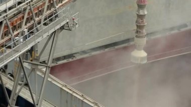 Tahıl ürünleri kargo tutar silo liman içinde terminal, açmak için gövde üzerinden toplu yük gemisi üzerinde yükleme gemi Panoraması kapatın. Hububat gemisine aktarma toplu. Nakliye tarım ürünleri için.