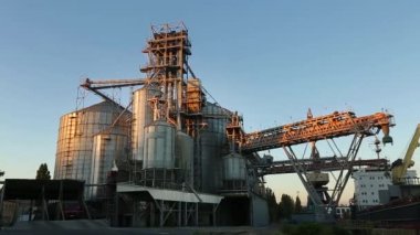 Asansör üzerinde yükselen hidrolik platform boşaltma boşaltma tahıl kamyonlara Panoraması. Tahıl büyük denizde aktarma limanı, terminal kırpar. Hızlı logictics kavramı.
