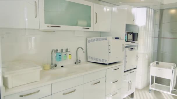 Laboratório do hospital branco limpo. Interior de laboratório de escritório dentista com geladeiras, armários e outros equipamentos . — Vídeo de Stock