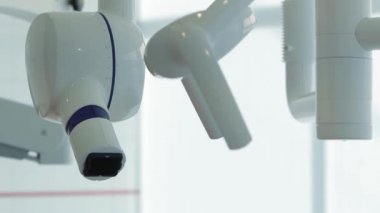 Beyaz diş hekimi ofisi. Lüks minimalist diş kliniği iç mikroskop, kamera ve dürbün vizör tanı için. Ameliyat odası modern donatımın tam çalışma diş hekimliği. Fotoğraf makinesi