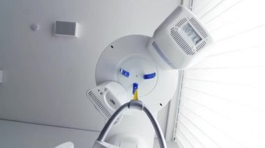Modern panoramik dönen dijital röntgen cihazı dişçi ofisinde. Diş Kliniği ekipman. Alt görünümü.