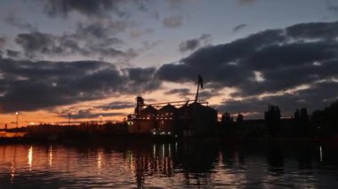 Büyük tahıl Limanı akşam itibariyle terminal Panoraması. Hububat gece gemisine aktarma toplu. Tahıl ürünleri gemide büyük yatak asansörlere üzerinden yükleniyor. Tarım ürünleri nakliye.