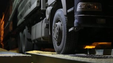 Asansör üzerinde yükselen hidrolik platform boşaltma gece boşaltma tahıl kamyonlara. Tahıl büyük denizde aktarma limanı, terminal kırpar. Hızlı logictics kavramı.