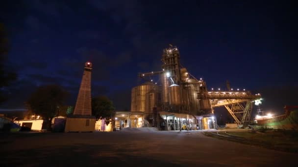 穀物の読み込みの夜景はトラックからの港でサイロ ターミナルで貨物を保持しているを開くトランク経由でバルク貨物船にトリミングします。穀物は、積換えを一括します。農産物の輸送. — ストック動画