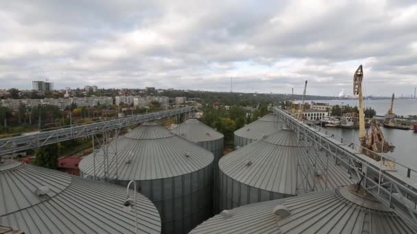 Panorama moderne du terminal céréalier. Réservoirs métalliques de l'ascenseur. Construction complexe de séchage des grains. Silos commerciaux à grains ou à graines au port maritime. Stockage d'acier pour la récolte agricole. Nuages flottant dans le ciel .