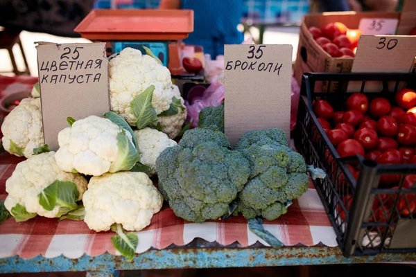 Fresh organic vegetables and fruits on sale at the local farmers summer market outdoors. Healthy organic food concept. Broccoli, cauliflower and tomatoes. — Stock Photo, Image