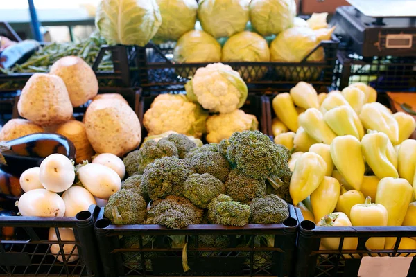 Świeżych organicznych warzyw i owoców na sprzedaż na rynku lokalnych rolników lato na zewnątrz. Koncepcja zdrowej ekologicznej żywności. — Zdjęcie stockowe