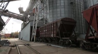 Yük treni büyük tahıl denize yakın terminal, taşıma nakliye organizasyonu olarak tarımsal ürün ile. Asansör için boşaltma tahıl üzerinden demiryolu taşıma. Tahıl aktarma tesis hub silo.