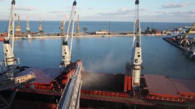 Panorama Tahıl yükleme geminin kargo tutar silo liman içinde terminal, açmak için gövde üzerinden toplu yük gemisi kırpar. Hububat gemisine aktarma toplu. Nakliye tarım ürünleri için.