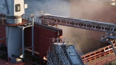 Tahıl ürünleri kargo tutar silo liman içinde terminal, açmak için gövde üzerinden toplu yük gemisi üzerinde yükleme gemi Panoraması kapatın. Hububat gemisine aktarma toplu. Nakliye tarım ürünleri için.