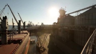 Tahıl Limanı güneşli, terminal Panoraması. Tahıllar tahıl ürünleri toplu gemide büyük yatak asansörlere üzerinden yükleme gemisine aktarma toplu. Nakliye tarım ürünleri için.