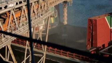 Tahıl ürünleri kargo tutar silo liman içinde terminal, açmak için gövde üzerinden toplu yük gemisi üzerinde yükleme gemi Panoraması kapatın. Hububat gemisine aktarma toplu. Nakliye tarım ürünleri için.