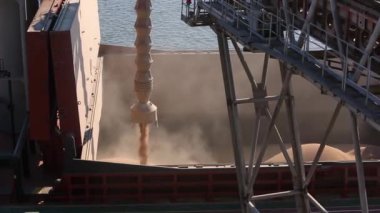 Tahıl ürünleri kargo tutar silo liman içinde terminal, açmak için gövde üzerinden toplu yük gemisi üzerinde yükleme gemi Panoraması kapatın. Hububat gemisine aktarma toplu. Nakliye tarım ürünleri için.