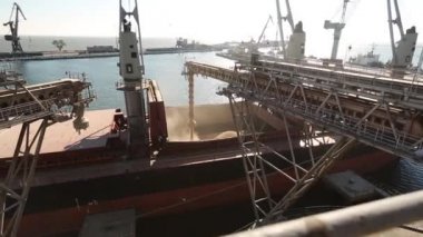 Toplu kargo yolu ile kargo tutar silo liman içinde terminal, açmak için gövde üzerinde slayt Tahıl yükleme geminin kırpar. Hububat gemisine aktarma toplu. Nakliye tarım ürünleri için.