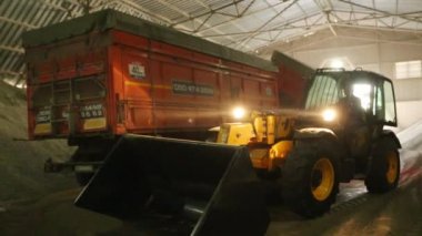 10 Eylül, 2016, depolama tesisi Mariupol, Ukraine, Ukrtransagro Llc. Tarım bitkileri. Teleskopik işleyicisi, çalışma kepçe ile toplu stok kaplı. Tahıl işleme kepçe ile Telehandler.