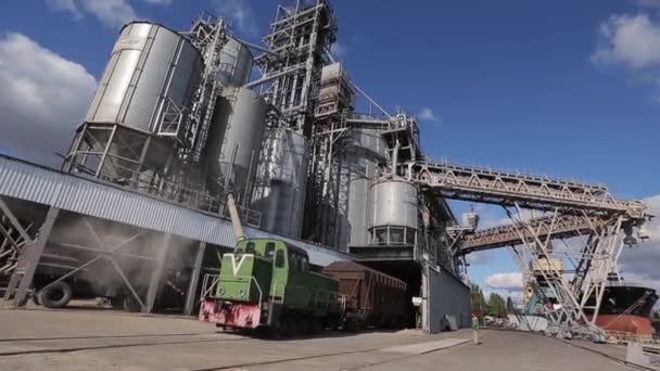 10 September, 2016, trein Marioepol, Oekraïne, Ukrtransagro Llc. vracht met landbouwgewassen als vracht vervoer rijdt met grote graan terminal. Lossen graan uit het vervoer naar Lift. — Stockvideo