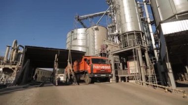 10 Eylül, 2016, Mariupol, Ukraine, Ukrtransagro Llc. görünümü Kapat Asansör, boşaltma tahıl kamyon üzerinde yükselen hidrolik platform boşaltma. Tahıl büyük denizde aktarma terminal bitkileri.