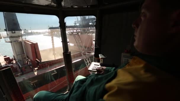 10 September, 2016, verzenden Marioepol, Oekraïne, Ukrtransagro Llc. Man controle joysticks en laden-graan van silo tot bulker via bewegende kofferbak machine in het dock. — Stockvideo