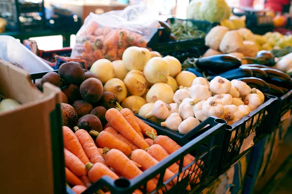 Fresh organic vegetables and fruits on sale at the local farmers summer market outdoors. Healthy organic food concept. — Stock Photo, Image