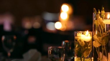 Paketi, sıra küçük. Düğün Ziyafet salonu iç Ayrıntılar derleme ile dekore edilmiş Sofra Restoran. Mumlar ve beyaz yaprakları dekorasyon cam vazo gül çiçeklerle.