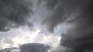 Güzel cennet büyük, bina gri dramatik yağmur bulutları ve yüksek rüzgar ile. Gökyüzünde atmosferik fenomen.