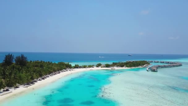 Luchtfoto van tropisch eiland resorthotel met witte zand palmbomen en turkooizen Indische Oceaan op Malediven — Stockvideo