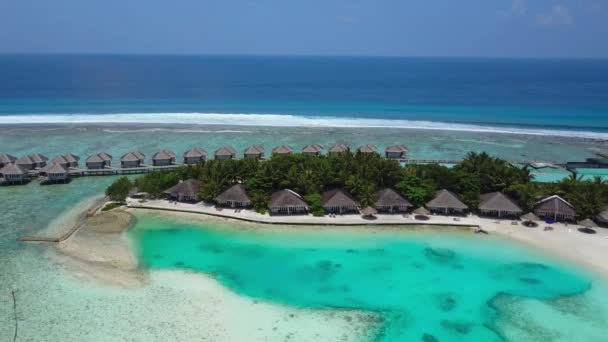 Luchtfoto van tropisch eiland resorthotel met witte zand palmbomen en turkooizen Indische Oceaan op Malediven — Stockvideo