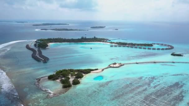 Luchtfoto van tropisch eiland resorthotel met witte zand palmbomen en turkooizen Indische Oceaan op Malediven — Stockvideo