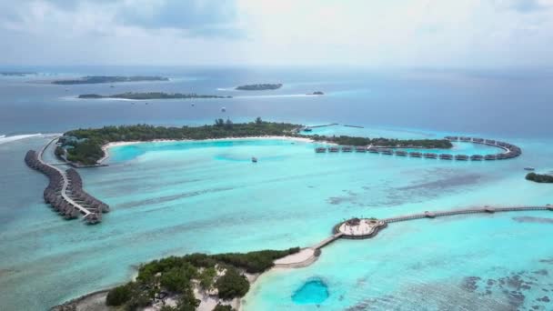 Luchtfoto van tropisch eiland resorthotel met witte zand palmbomen en turkooizen Indische Oceaan op Malediven — Stockvideo