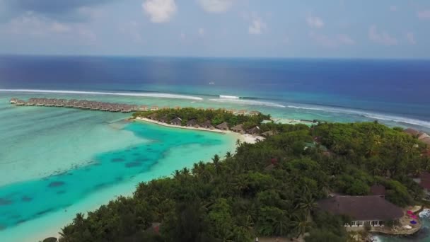 Letecký pohled na tropickém ostrově Hotelový resort s bílým pískem palmami a tyrkysové Indického oceánu na Maledivy — Stock video