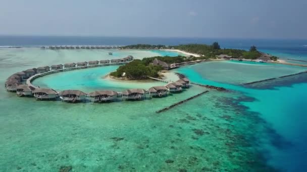 Luchtfoto van tropisch eiland resorthotel met witte zand palmbomen en turkooizen Indische Oceaan op Malediven — Stockvideo