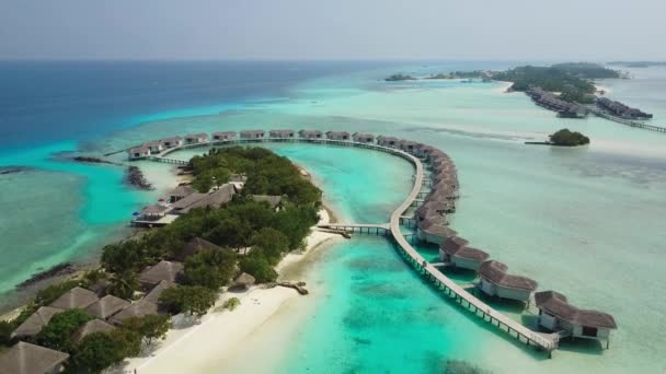 Luftaufnahme des tropischen Inselhotels mit weißen Sandpalmen und türkisfarbenem Indischen Ozean auf den Malediven — Stockvideo