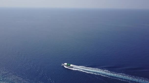 Съемки с воздуха с моторной лодки на высокой скорости режут волны, оставляя длинный белый след. Концептуальная видеопрезентация для туризма. Дорогостоящий образ жизни и досуг — стоковое видео